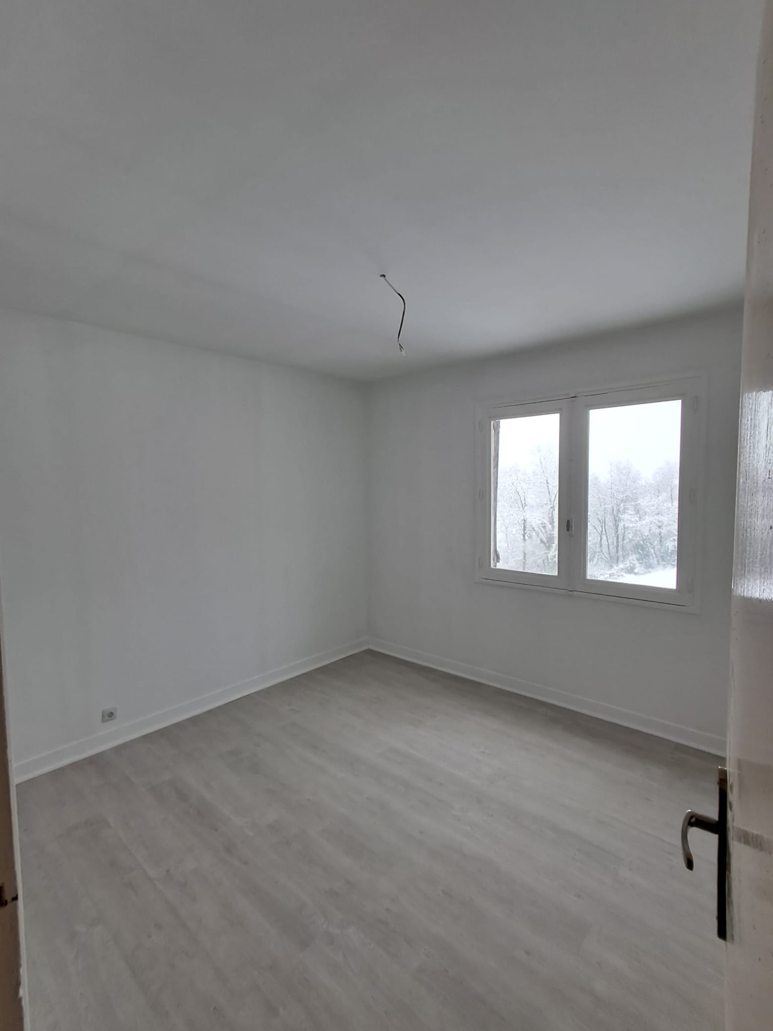 Chambre blanche minimaliste — Pyrénées-Orientales