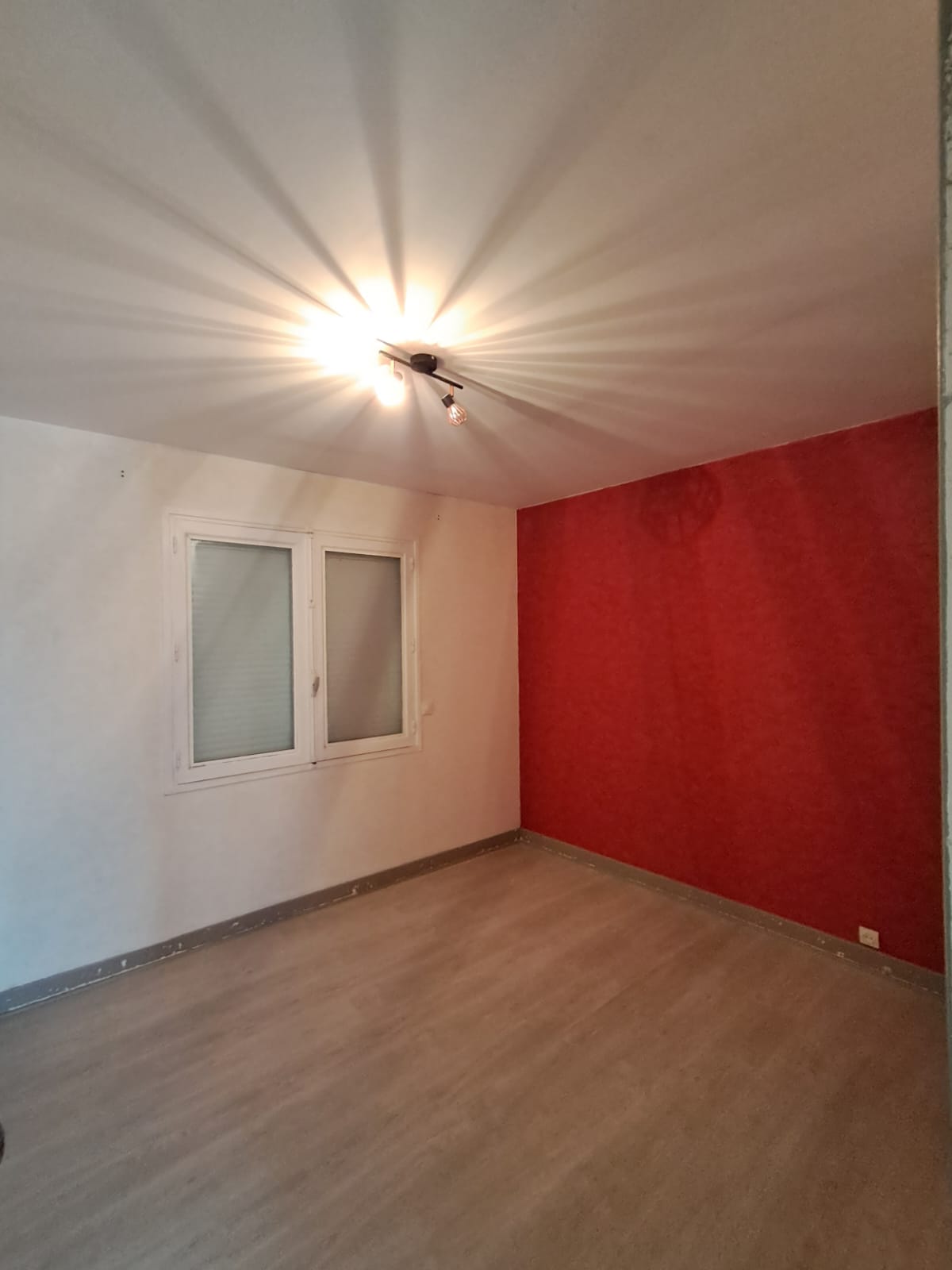 Chambre mur rouge parquet neuf — Pyrénées-Orientales