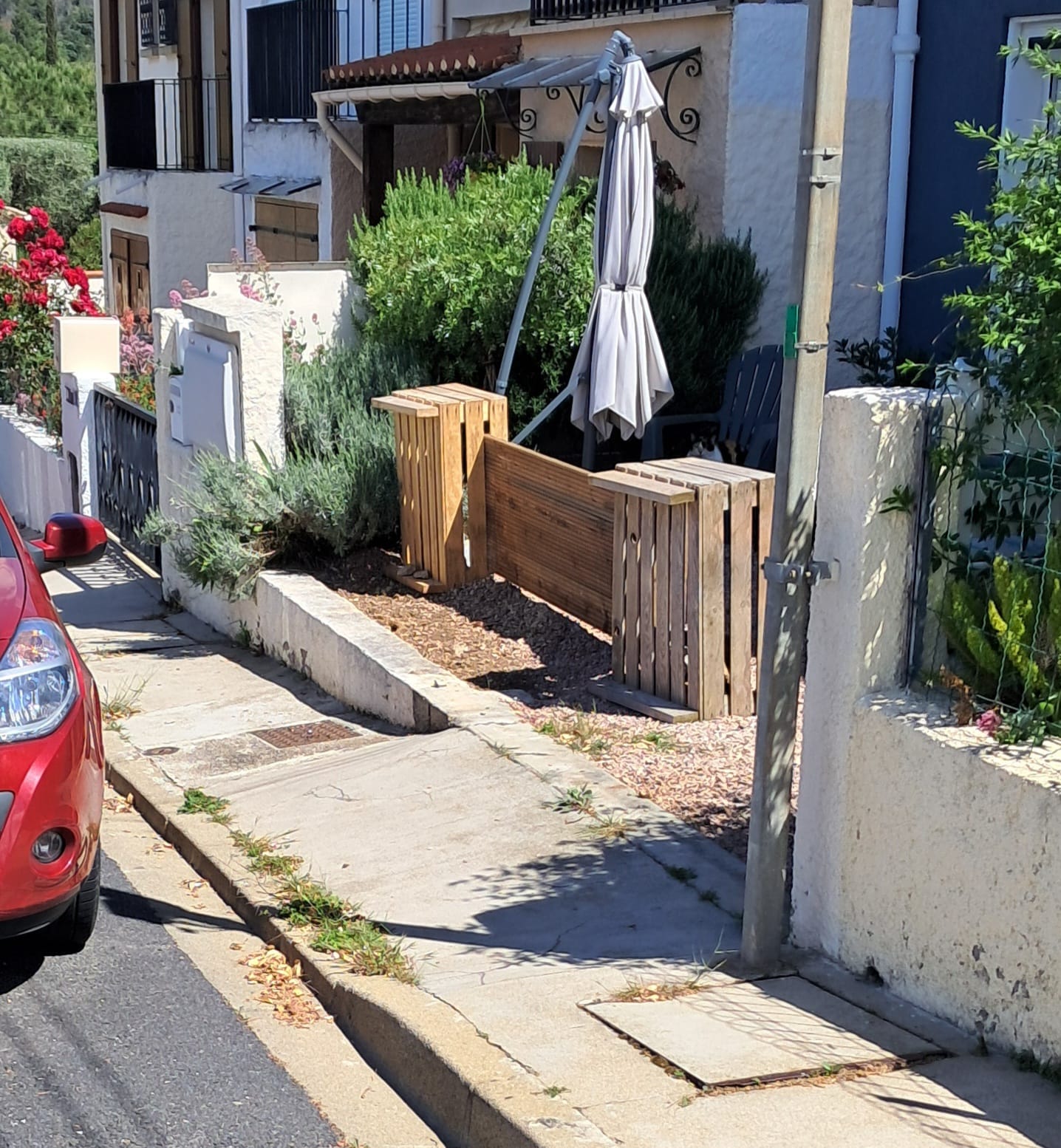 Façade bleue avec aménagement bois — Pyrénées-Orientales