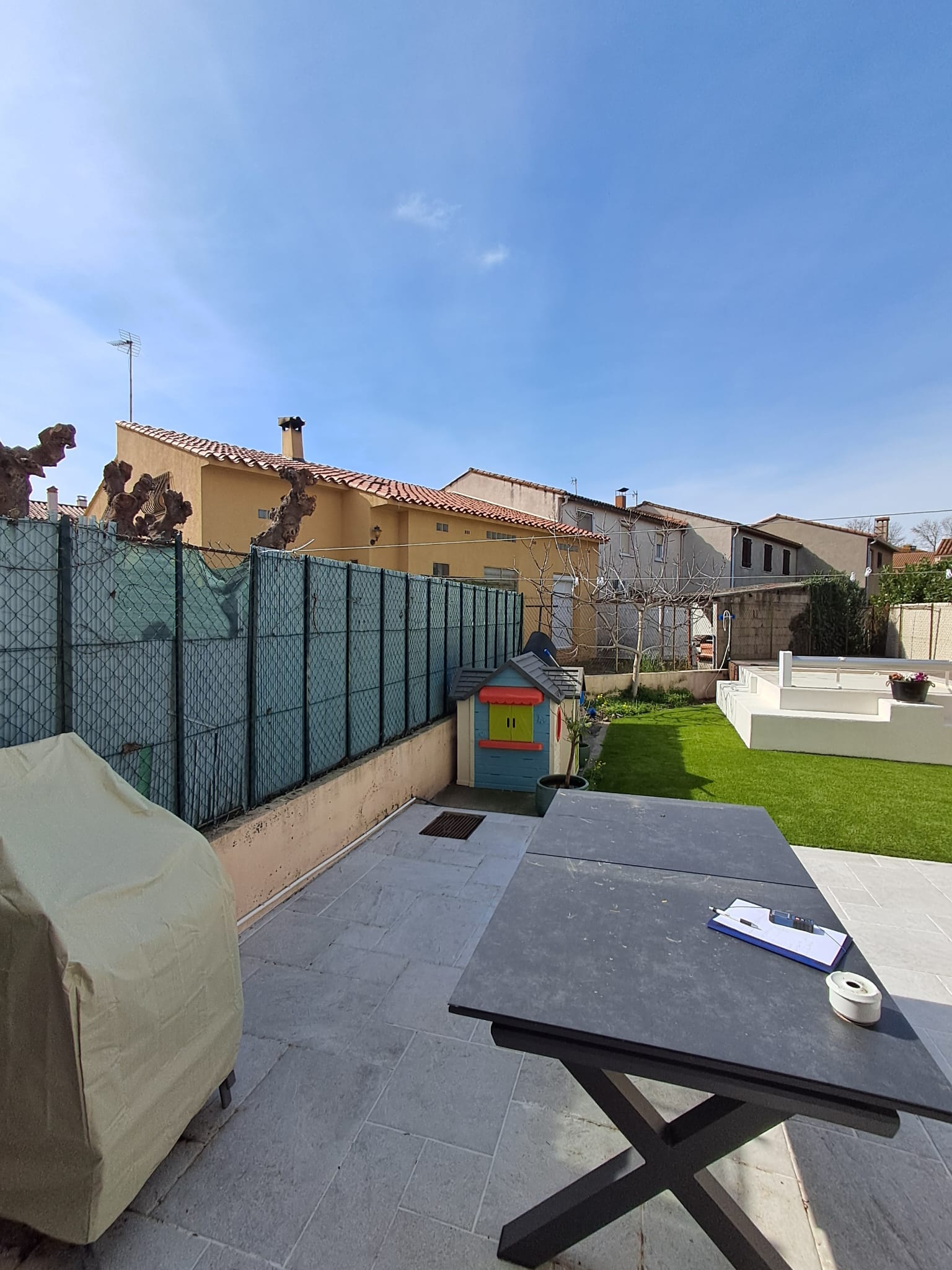 Jardin carrelage gazon artificiel — Pyrénées-Orientales