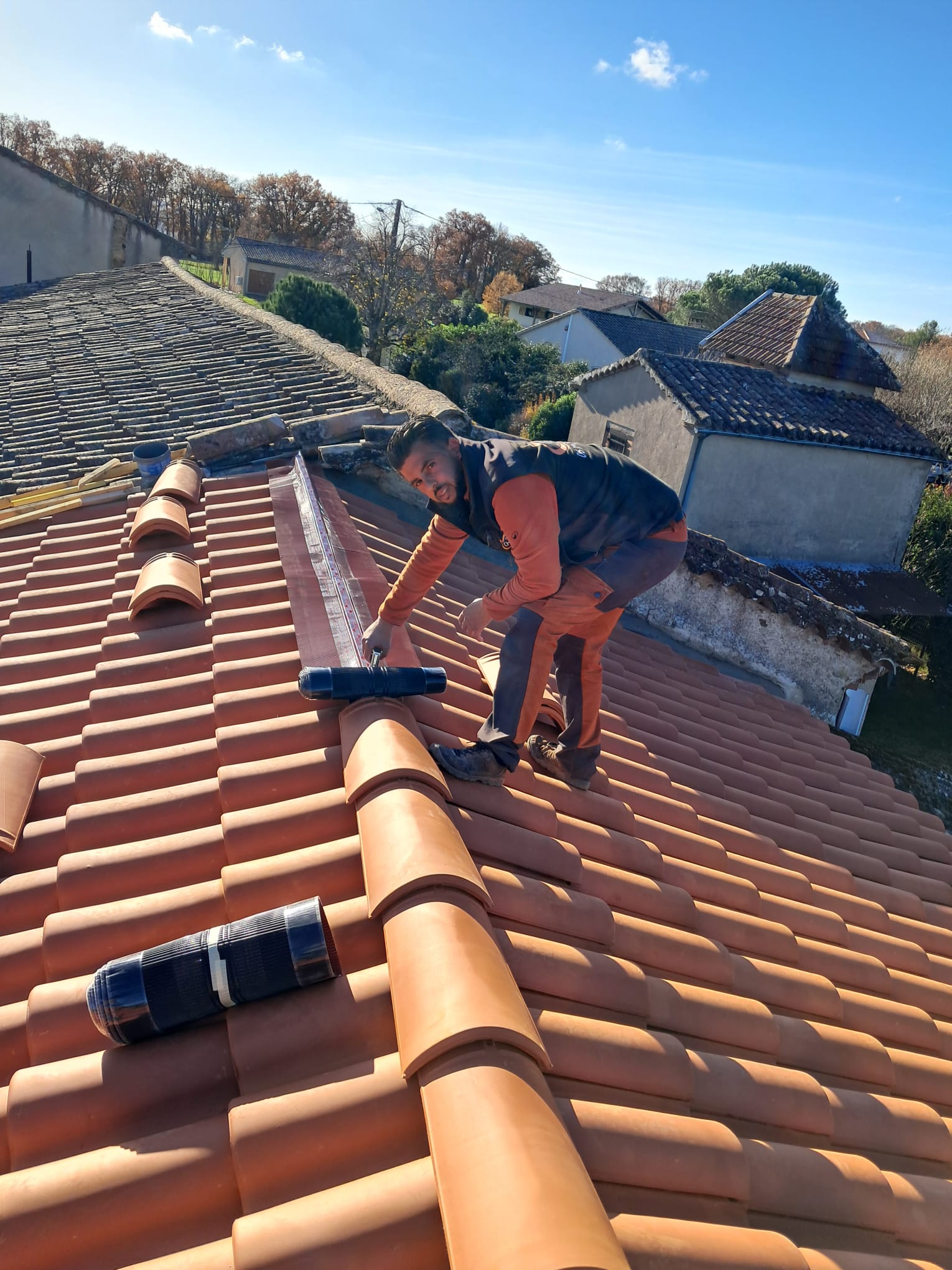 Pose tuiles en chantier — Pyrénées-Orientales